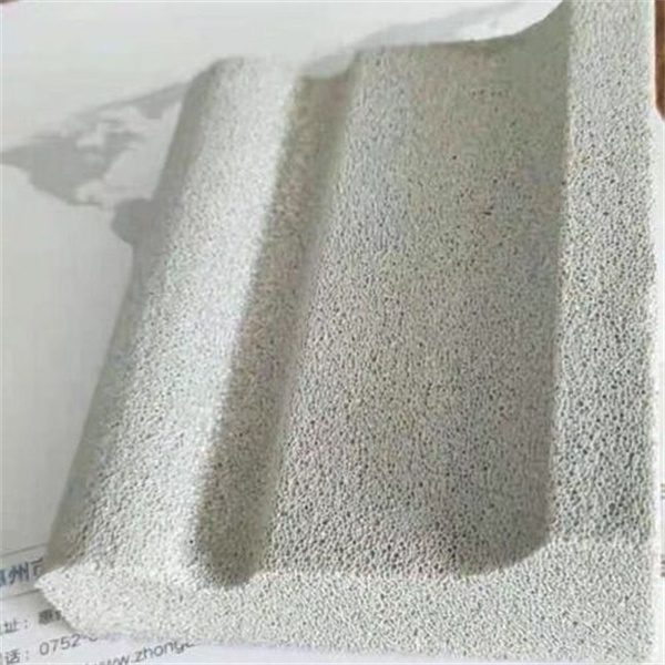 發(fā)泡陶瓷板及發(fā)泡陶瓷構(gòu)件